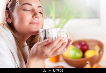 Pretty Woman Kaffee genießen. Stockfoto