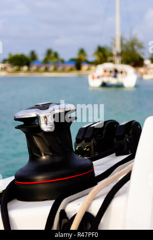 Segelboot mit einer Winde im Vordergrund. Stockfoto