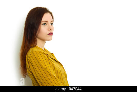 Schöne junge attraktive Frau vor weißem Hintergrund und Suchen auf der Seite des Rahmen mit viel Kopieren - Platz für Ihren Text Stockfoto