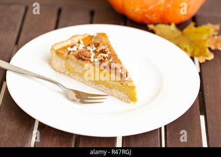 Veganer Käsekuchen mit cremiger Kürbis infundiert, silken Tofu und Cashewkerne - geschmückt mit Pecan Stockfoto