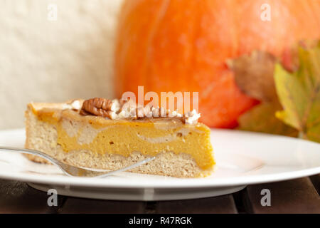 Veganer Käsekuchen mit cremiger Kürbis infundiert, silken Tofu und Cashewkerne - geschmückt mit Pecan Stockfoto