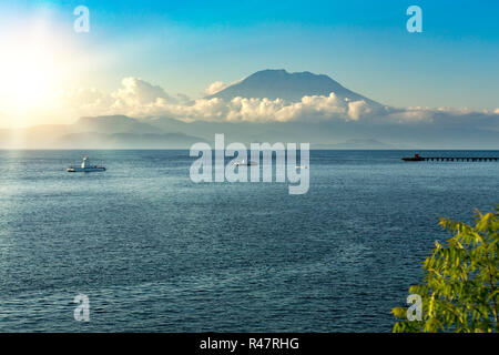 Blick auf Bali von Ocean, Vulcano in Wolken Stockfoto