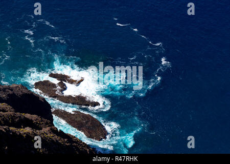 Aearial Aussicht auf Wellen schlagen der felsigen Westküste von Gran Canaria Stockfoto