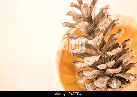 Trockene Pine Cone auf hölzernen Tisch Stockfoto