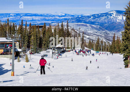 Blick auf Ski Resort in Snowmass, Colorado, im Winter Skifahrer und Snowboarder, Skifahren auf dem Sessellift Stockfoto