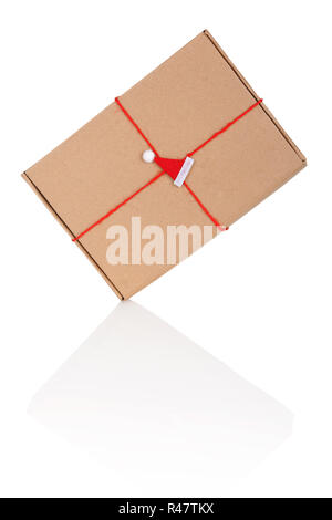Karton verpackt als Geschenk auf weißem Hintergrund mit Reflexion isoliert Stockfoto