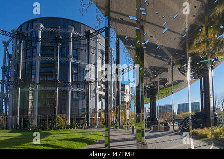 Gasspeicher Park mit konvertierten Luxury Apartments vom viktorianischen Gasspeicher Kings Cross London England Stockfoto