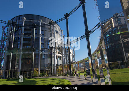 Gasspeicher Park mit konvertierten Luxury Apartments vom viktorianischen Gasspeicher Kings Cross London England Stockfoto