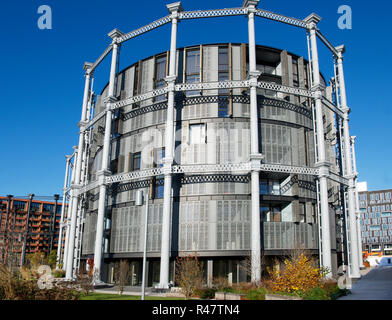 Gasspeicher Park mit konvertierten Luxury Apartments vom viktorianischen Gasspeicher Kings Cross London England Stockfoto