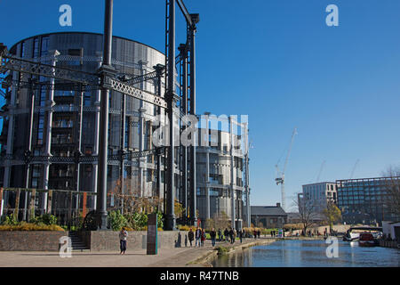 Regents Canal mit konvertierten Luxus Canal Side Apartments vom viktorianischen Gasspeicher Kings Cross London England Stockfoto