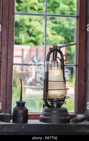 Alte Petroleumlampe auf der Fensterbank Stockfoto