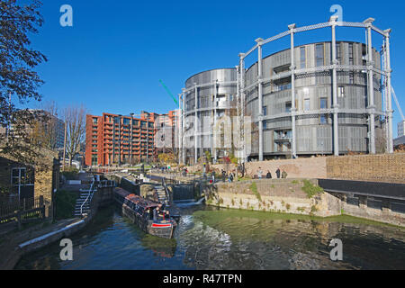 St. Pancras lock mit konvertierten Luxury Apartments vom viktorianischen Gasspeicher Kings Cross London England Stockfoto