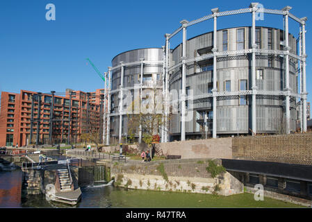 St. Pancras lock mit konvertierten Luxury Apartments vom viktorianischen Gasspeicher Kings Cross London England Stockfoto