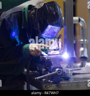 Industriearbeiter in Metallfabrik Schweißen. Stockfoto