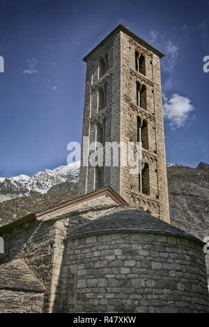 Turm und Apsis der Kirche von Santa Eulalia de Erill la Vall Stockfoto