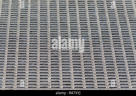 Grau perforiertes Metallgitter Hintergrund. Stockfoto