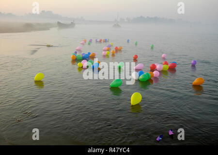 Schwebende Ballons auf dem Someshwari Fluss in einem Wintermorgen. Durgapur, Netrokona, Bangladesch. Stockfoto