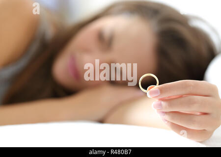 Traurige Frau nach Scheidung eine Hochzeit Ring Stockfoto