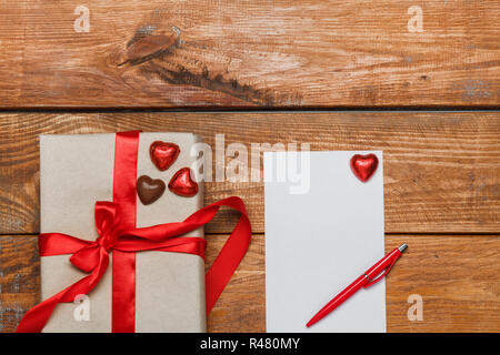 Vintage Geschenk-Box mit kleinen Herzen auf hölzernen Hintergrund Stockfoto