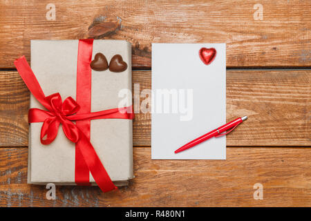 Vintage Geschenk-Box mit kleinen Herzen auf hölzernen Hintergrund Stockfoto