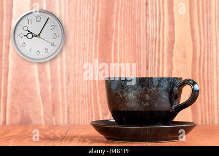 Kaffee und Wanduhr Stockfoto