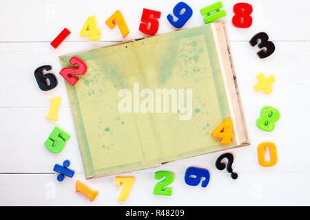 Bunte Plastik zahlen und offenes Buch Stockfoto