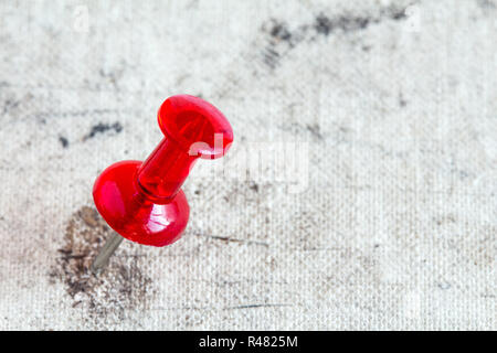 Rote Stecknadel auf dem alten Buch Cover Stockfoto