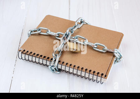 Vorhängeschloss schützt das Notepad Stockfoto