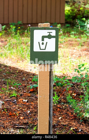 Nahaufnahme von einem grünen Trinkwasser Schild mit Tippen. Stockfoto