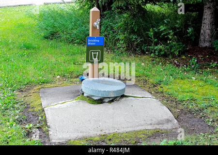 Ein Trinkwasser neben einem gut abdecken. Stockfoto