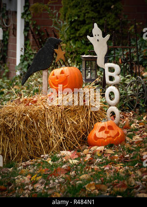 Halloween Dekorationen in einer Gegend im Vorgarten. Stockfoto