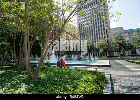 Ursprünglich im Jahr 1955 eröffnet und im Jahr 2014 umgestaltet, Mellon Square Park ist eine urbane Oase auf einem Parkhaus in der Innenstadt gebaut. Pittsburgh, Pennsylvania Stockfoto