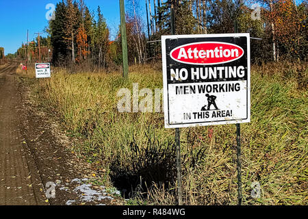 Eine Aufmerksamkeit keine Jagd, Männer, die Schild Stockfoto