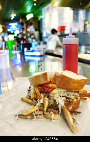 Ein Sandwich mit Pommes Frites und Cole Slaw auf der berühmten Primanti Brothers in Pittsburgh, Pennsylvania, USA Stockfoto