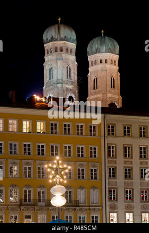 Die Türme der Frauenkirche in München bei Nacht Stockfoto