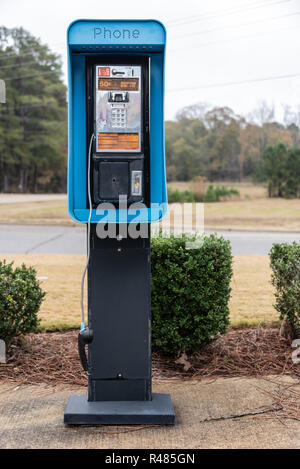 Öffentliches Münztelefon mit Baumelnden gebrochen Hörer in Tupelo, Mississippi. (USA) Stockfoto