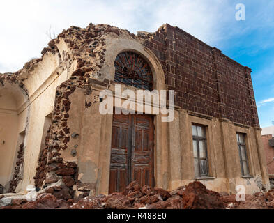 Erdbeben vom Juli 2017 devasted Häuser und Geschäfte in ganz Santorin. Dieses alte Herrenhaus in Oia steht als Erinnerung an die Verwüstung. Stockfoto