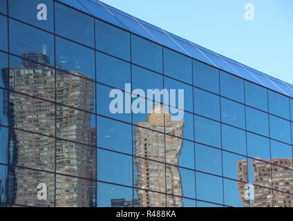 Reflexion der Wolkenkratzer in Blaues Fenster Fassade Stockfoto