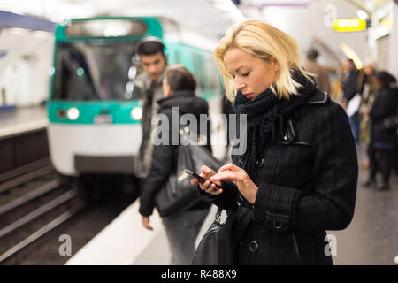 Frau auf einer u-Bahnstation. Stockfoto