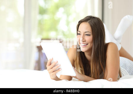 Mädchen lesen ein ebook auf dem Bett Stockfoto