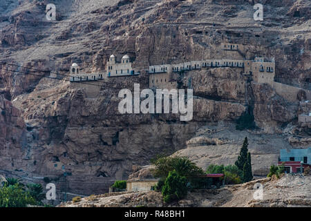 Berg und Griechischen Kloster der Versuchung in der Nähe von Jericho Stadt 350 Meter unter dem Meeresspiegel, unter der Obhut der Griechisch-orthodoxen Kirche in Jerusalem. Jordanien Stockfoto