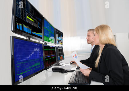 Geschäftsleute, die Analyse von Daten auf dem Bildschirm angezeigt. Stockfoto