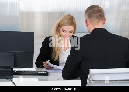 Geschäftsfrau interviewen Bewerber am Schreibtisch Stockfoto