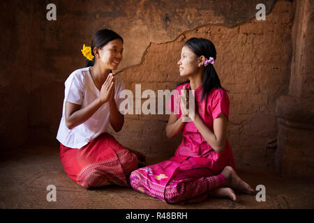 Zwei junge Mädchen beten in Tempel Myanmar Stockfoto