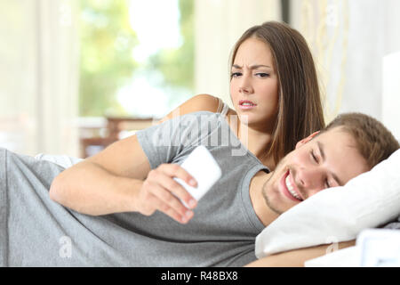 Eifersüchtige Frau Spionage ihr Mann Handy Stockfoto