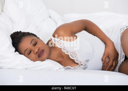 Frau mit Magenschmerzen Stockfoto