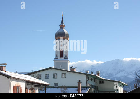 Garmisch-Partenkirchen - im Ortsteil Garmisch ist der St. Martin's Church, dahinter der Blick auf die Berge Stockfoto