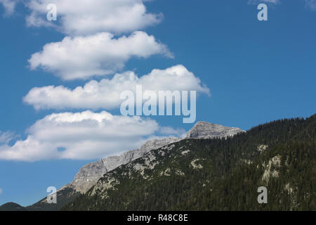 Rund um den Achensee in Österreich - Das karwendelgebirge mit Rauchzeichen am Horizont Stockfoto