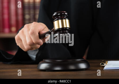 Richter schlagen Mallet am Schreibtisch Stockfoto