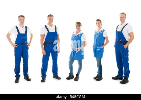 Portrait von zuversichtlich Hausmeister in Reihe stehen Stockfoto